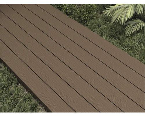 Terrassendielen aus Holz auf Gras