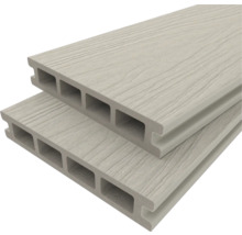 Zwei Terrassendielen aus Verbundmaterial mit Hohlkammern.
