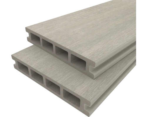 Zwei Terrassendielen aus Verbundmaterial mit Hohlkammerprofil