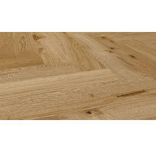 Verlegung von hellem Parkett im Fischgrätmuster