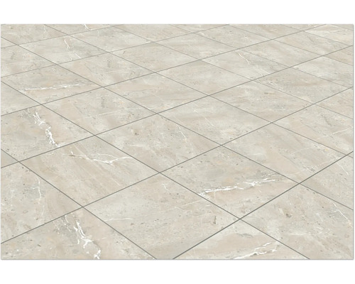 Boden mit quadratischen Fliesen in Marmoroptik.