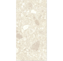 Nahaufnahme einer Bodenfliese in Terrazzooptik