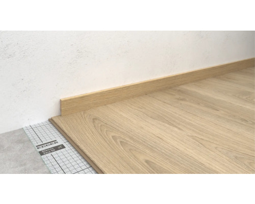Verlegung von Laminatboden mit Sockelleiste