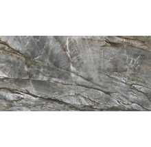 Nahaufnahme einer grauen Keramikfliese mit Marmoroptik.