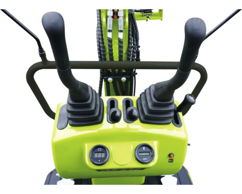 Bedienfeld eines Minibaggers mit Steuerhebeln und Anzeigen