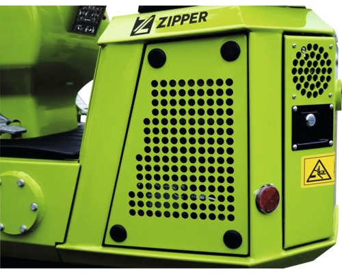 Detailansicht einer Zipper Arbeitsmaschine mit Lüftungsgittern und Warnhinweis