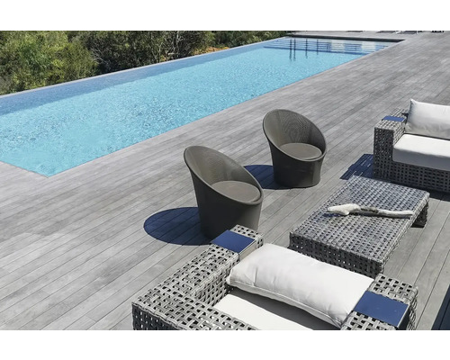 Szene mit Pool, grauer Holzterrasse und Gartenmöbeln