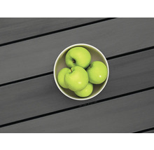 Schale mit Äpfeln auf Holztisch