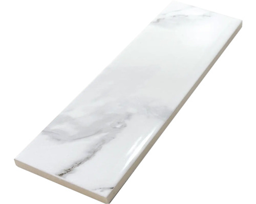 Einzelne weiße Fliese mit Marmoroptik.