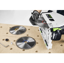 Festool Tauchsäge mit Sägeblättern auf einer Werkbank