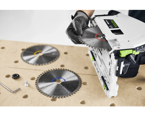 Festool Tauchsäge mit Sägeblättern auf einer Werkbank