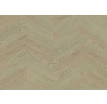 Bodenbelag in Chevron-Optik mit natürlicher Holzmaserung.