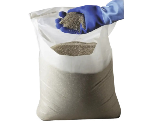 Mapei Quarzsand 0,7-1,2 mm , 25 kg Sack mit Sand, der mit Handschuhen angefasst wird