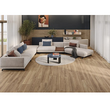 Wohnzimmer mit Ecksofa, Couchtisch auf rundem Teppich und Holzboden