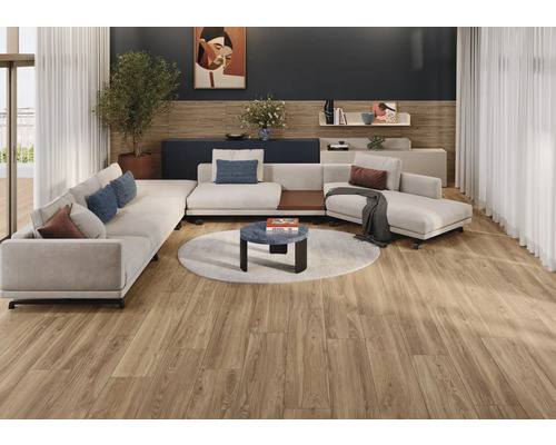 Wohnzimmer mit Ecksofa, Couchtisch auf rundem Teppich und Holzboden