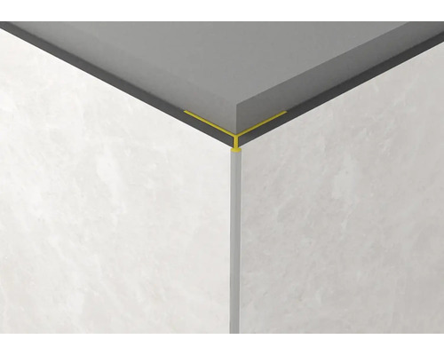 Ecke einer Wand mit Fliesenschiene