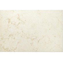 Nahaufnahme einer beigen Natursteinfliese mit matter Oberfläche