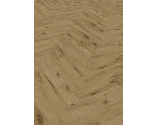 Verlegtes Laminat im Fischgrätmuster.