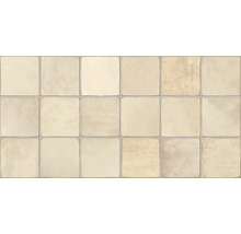 Beige quadratische Fliesen in Steinoptik mit rustikaler Oberfläche im Mosaik-Design.