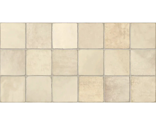 Beige quadratische Fliesen in Steinoptik mit rustikaler Oberfläche im Mosaik-Design.