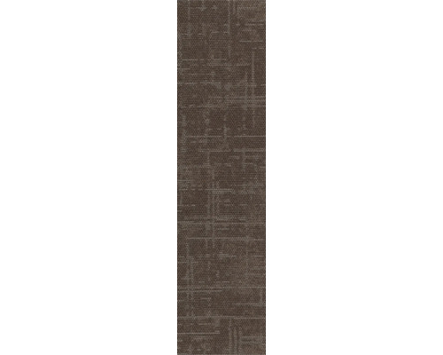 Brauner Teppichboden mit dezenter Linienstruktur und Schlingenoberfläche.