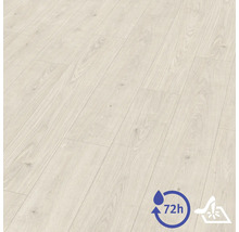 Laminatboden in Holzoptik mit 72 Stunden Wasserresistenz und Eignung für feuchte Reinigung.