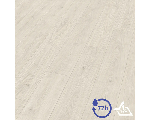 Laminatboden in Holzoptik mit 72 Stunden Wasserresistenz und Eignung für feuchte Reinigung.