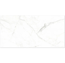 Weiße Feinsteinzeugfliese in Marmoroptik mit grauer Maserung.