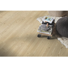 Laminatboden in heller Holzoptik mit Kiefer-Maserung in einem hellen Wohnzimmer mit Teppich und Sitzkissen.
