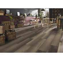 Dunkler Laminatboden in Holzoptik in einem rustikalen Raum mit Holztisch, Stühlen und Weinkisten. Die Atmosphäre ist hell und einladend.