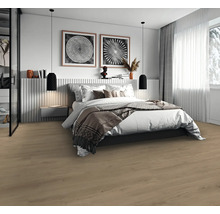 Modernes Schlafzimmer mit hellem Boden in Holzoptik, großem Bett, Pendelleuchten und dekorativen Wandbildern.