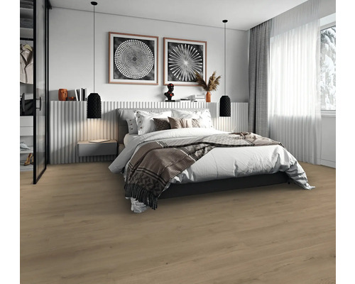 Modernes Schlafzimmer mit hellem Boden in Holzoptik, großem Bett, Pendelleuchten und dekorativen Wandbildern.