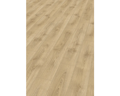 Laminatboden in Eichenoptik mit sichtbarer Holzmaserung und Ästen.