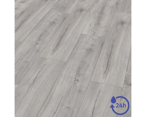 Laminatboden in Holzoptik mit 24 Stunden Wasserresistenz.