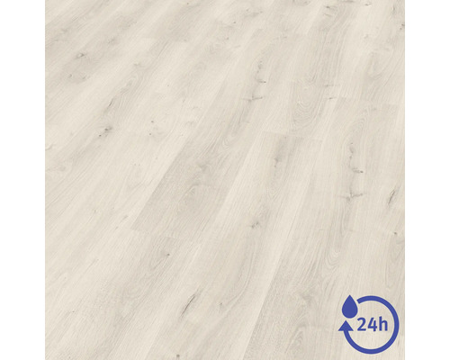 Wasserresistenter Laminatboden in heller Holzoptik mit 24 Stunden Nässeschutz.