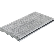 Terrassendiele aus Wood Plastic Composite mit Holzmaserung und seitlicher Nut für Befestigungsklammern.