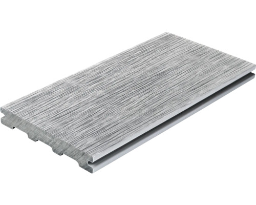 Terrassendiele aus Wood Plastic Composite mit Holzmaserung und seitlicher Nut für Befestigungsklammern.