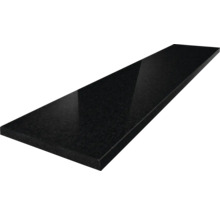 Polierte Fensterbank aus schwarzem Granit.