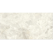 Helle Wand- und Bodenfliese aus Feinsteinzeug mit Marmor-Optik.