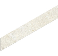 Schmale Fliesenbordüre in Natursteinoptik mit strukturierter Oberfläche.