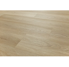 Laminatboden in Eichenoptik mit natürlicher Holzmaserung, verlegt im Dielenformat.