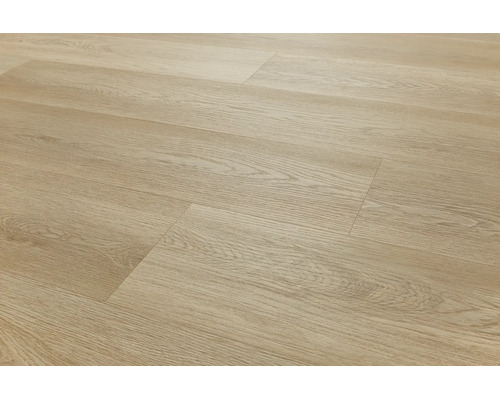 Laminatboden in Eichenoptik mit natürlicher Holzmaserung, verlegt im Dielenformat.