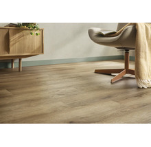 Laminatboden in Holzoptik Eiche in einem hellen, modern eingerichteten Raum mit Holzmöbeln und einem Sessel.