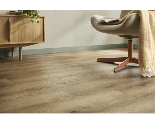 Laminatboden in Holzoptik Eiche in einem hellen, modern eingerichteten Raum mit Holzmöbeln und einem Sessel.