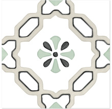 Quadratische Feinsteinzeugfliese mit geometrischem Muster und zentralem Blütenmotiv in Grün und Grau.