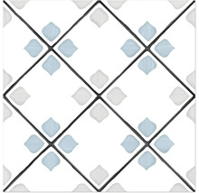 Quadratische Fliese mit geometrischem Rautenmuster in Weiß und Blau.