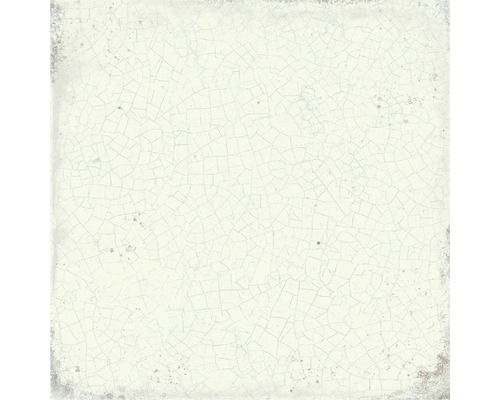 Quadratische Keramik-Wandfliese mit weißer Krakelee-Optik und künstlich gealterten Kanten.