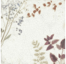 Quadratische Fliese mit Krakelee-Optik und botanischem Muster aus Blättern und kleinen Blüten im Vintage-Stil.
