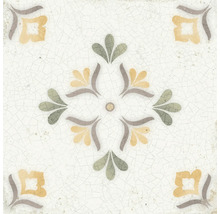 Quadratische Keramikfliese im Vintage-Stil mit floralem Ornament und Craquelé-Effekt.