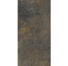 Nahaufnahme einer Natursteinfliese aus Schiefer mit strukturierter, spaltrauer Oberfläche und erdigen Nuancen.